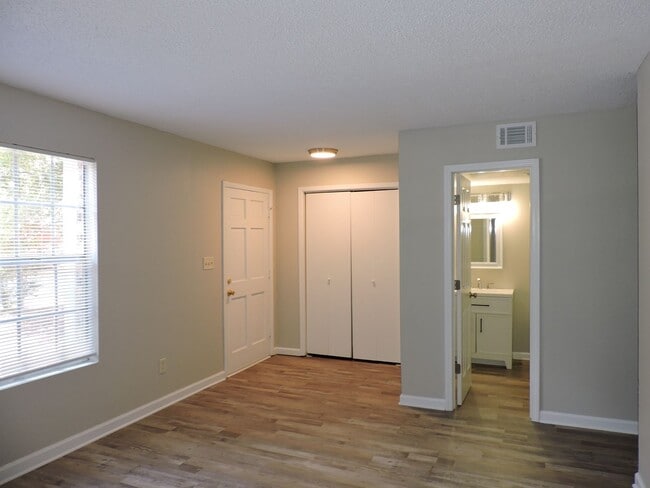 Photo - Convenient to schools & shopping!