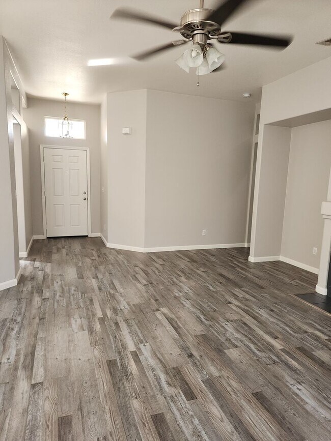 4 Bedroom 2 Bathroom with 2 car garage off... House House Rental in