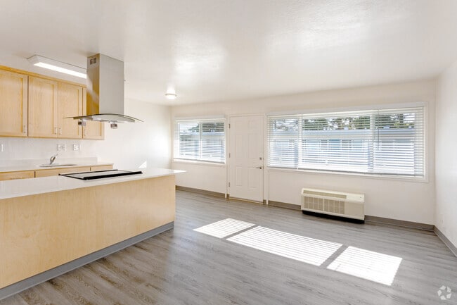 1BR, 1BA - 592SF - Living Room - Westwood Ambassador