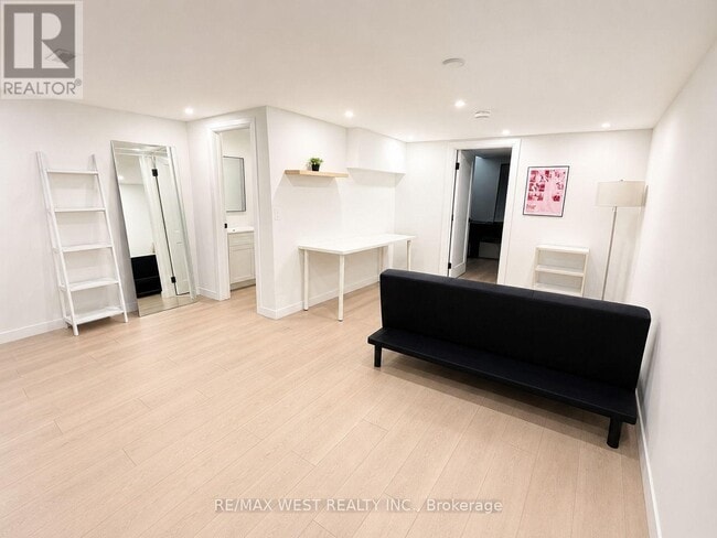 Photo - 202 Perth Ave