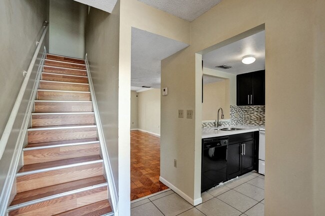 Photo - Townhouse with 2 Beds, 2.5 Baths, In-Unit ...