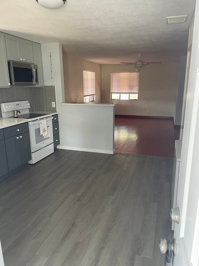Photo - 810 8th Ave SW