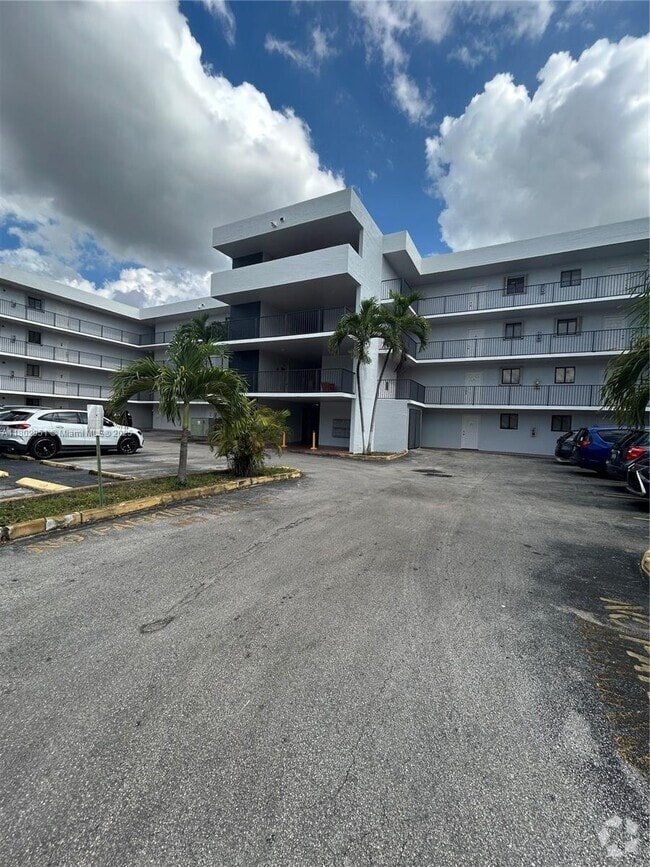 Building Photo - 5701 W 25th Ct Unit 305 Rental