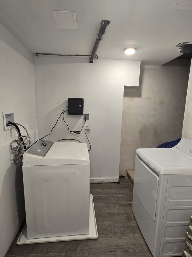Shared Laundry Room - 76 Mansfield St Unit 76B-Basement