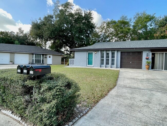 Building Photo - Southern Oaks 2 / 2 with Office & Sun Room