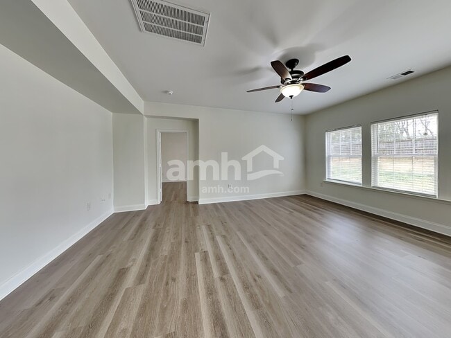 Photo - 404 Annaberg Ln