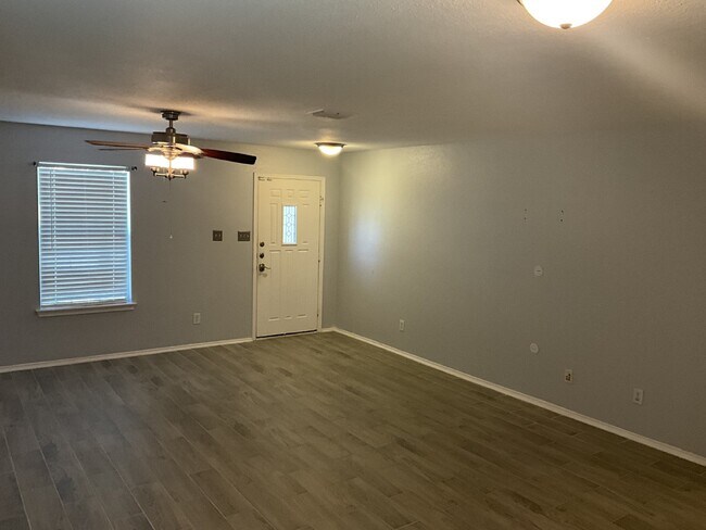 "Charming 3-Bedroom Haven in Selma with Granite Elegance!"