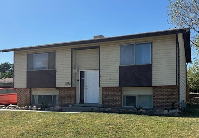Building Photo - Large Home in Kearns - Fenced Backyard