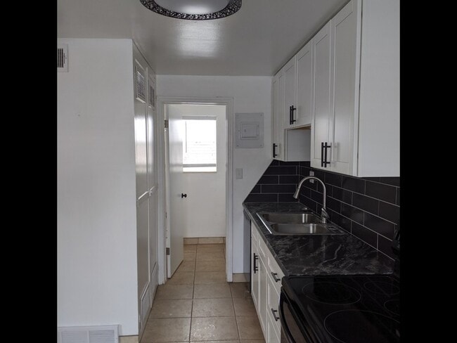 Building Photo - 933 3385 S Unit 2
