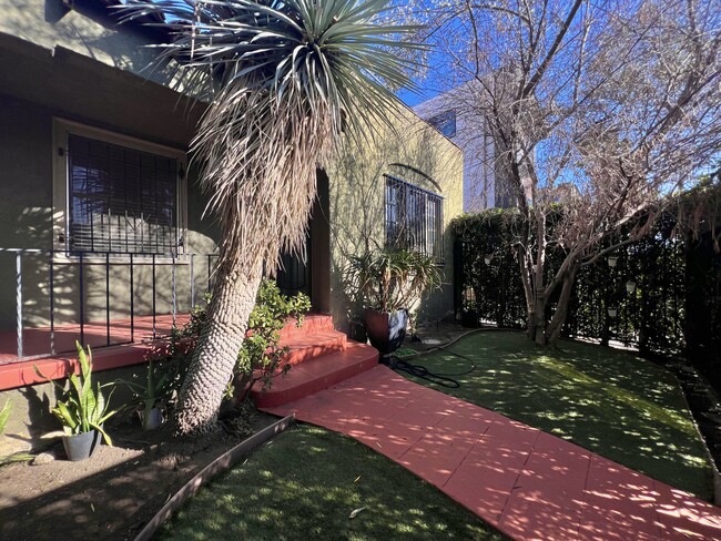 Patio delantero - 1152 N Sycamore Ave