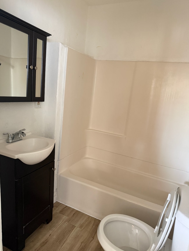 Photo - 114 W 112th St Unidad 114 W 112Th St in Los Angeles, CA 90061