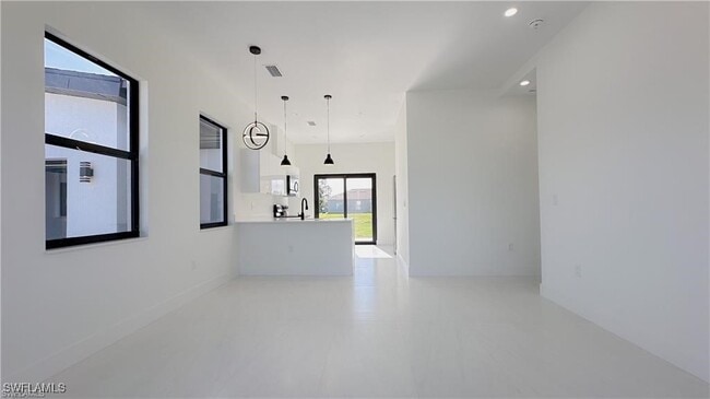 Photo - 714 Chambers St E