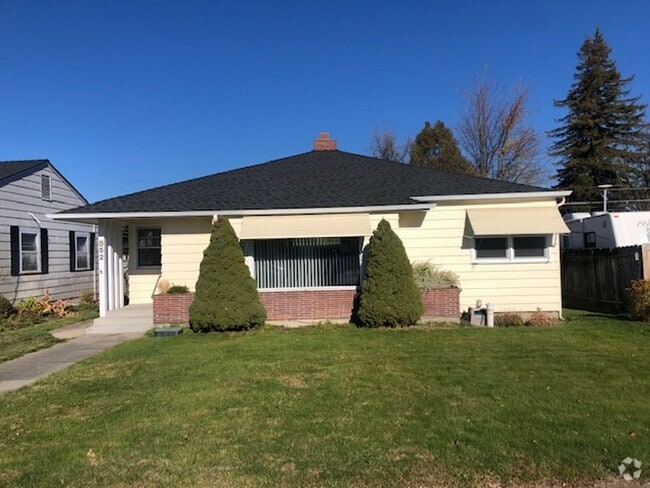 Building Photo - SINGLE LEVEL, 3 BEDROOM HOME WITH DETACHED...
