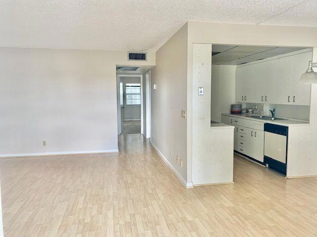 3063 Ainslie Dr