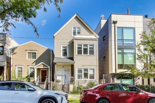Building Photo - 2522 W Cortland St Unit 2F