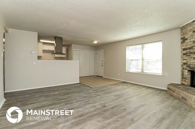 Photo - 3904 Royal Crest Dr