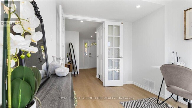 Photo - 27 Janlyn Crescent