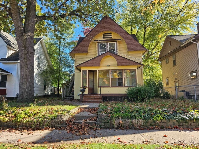 Building Photo - Cute and Cozy Main Level 2 Bedroom 1.5 Bath Unit 1