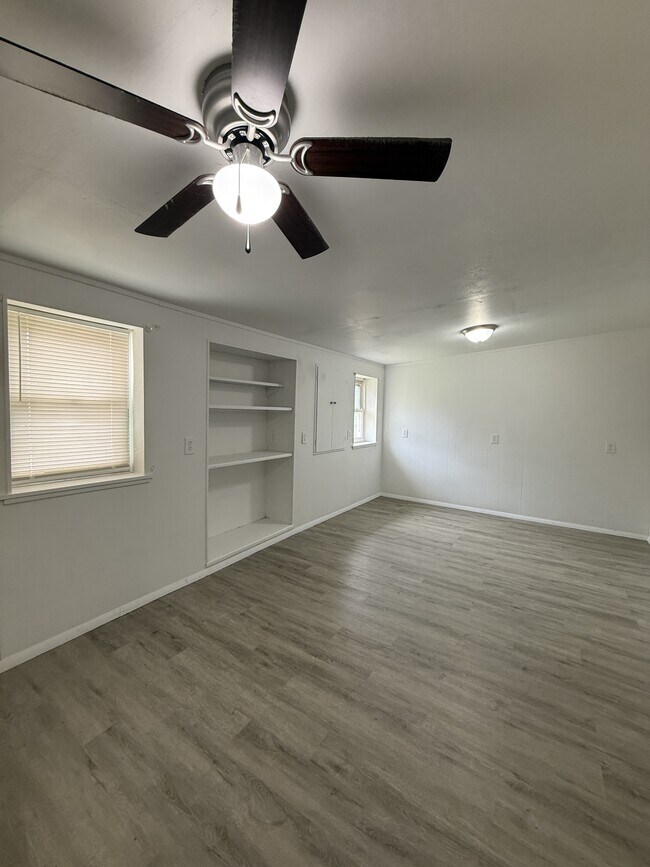 Photo - 521 Savoy Ave