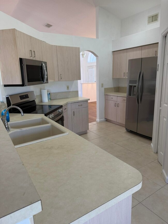 Photo - 137 SW Meade Cir