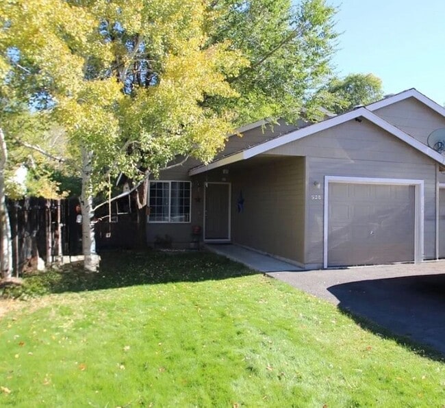 Building Photo - 928 NE Hidden Valley Dr Unit 1