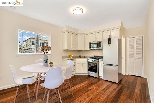 Eat-In Kitchen - 886 Pine St Unit A