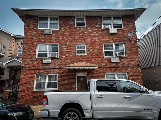 Building Photo - 325-327 John St Unit 4 Rental