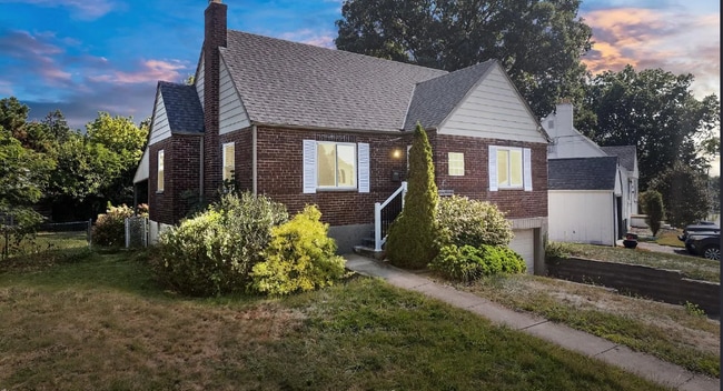 Building Photo - 5592 Raceview Ave