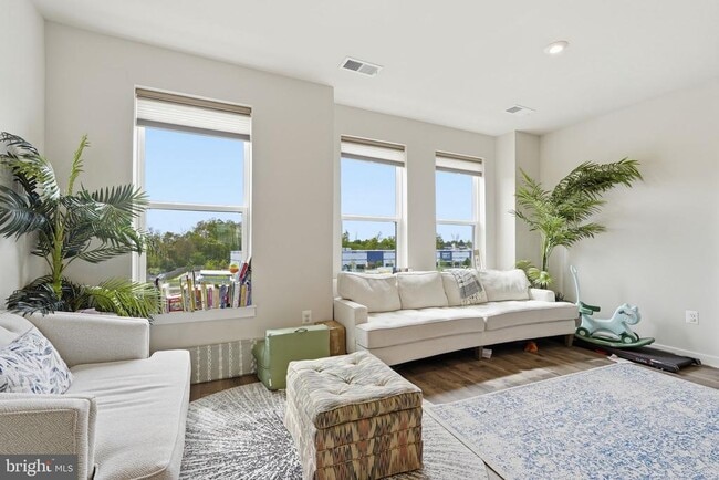 Photo - 20354 Newfoundland Sq