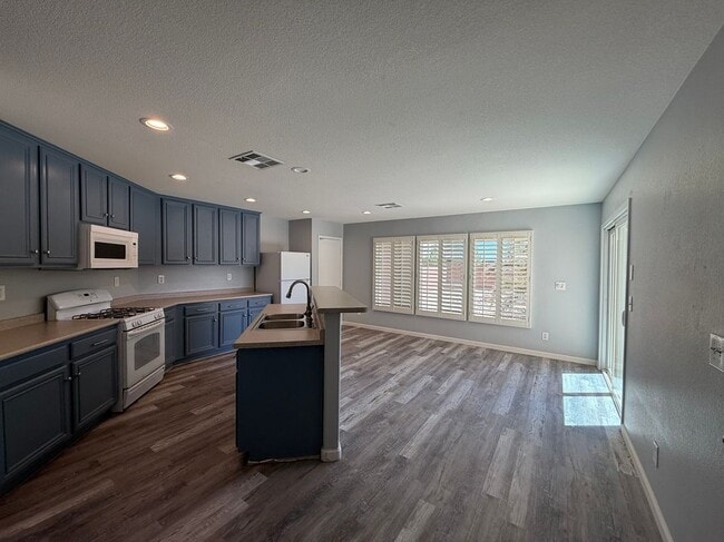 Building Photo - 684 Magrath St Rental