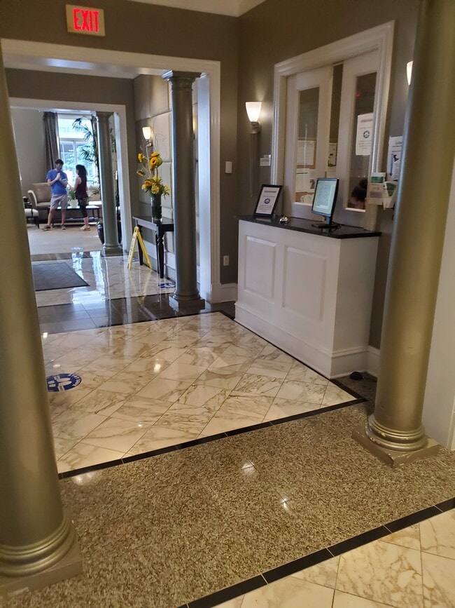 Conserjería 24/7 - 851 N Glebe Rd Unidad 2007