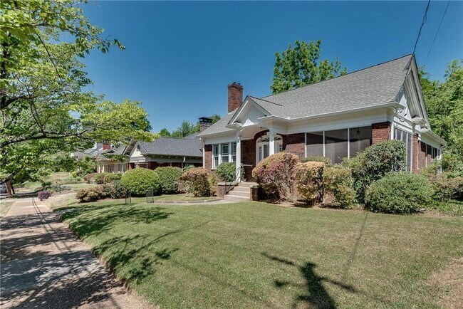 Photo - 812 Adair Ave NE