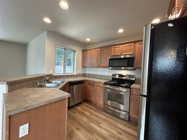 Building Photo - Move-In Ready! 3 Beds 2.5 Baths Townhome w...