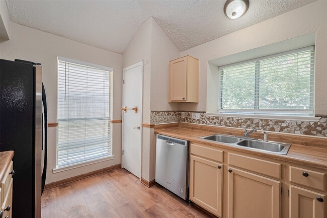 Building Photo - 6907 Yardley Dr