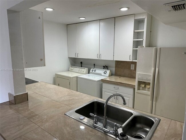 3 bedroom 1.5 bath townhome. Private fence... - 3 bedroom 1.5 bath townhome. Private fence...