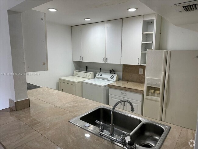 Building Photo - 3 bedroom 1.5 bath townhome. Private fence...