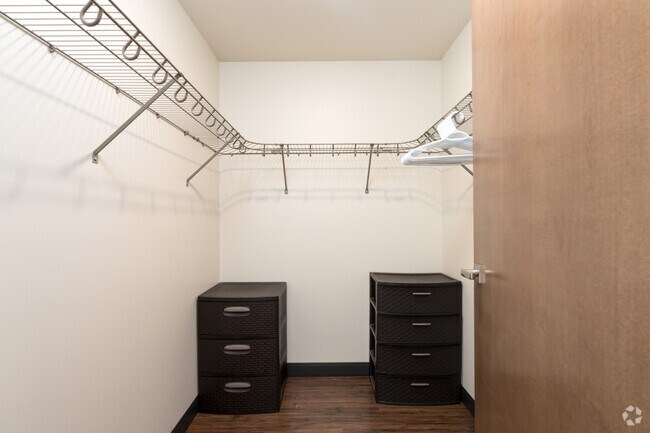 3BR, 2.5BA - 1280SF - Closet