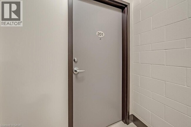 Photo - 121 King St E Unité 201