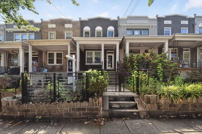 Building Photo - Available Now! 3 Bed 3.5 Bed in Brightwood... Rental
