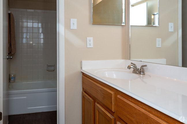 1HAB, 1BA - 737 ft² - Oak Hollow Apartments