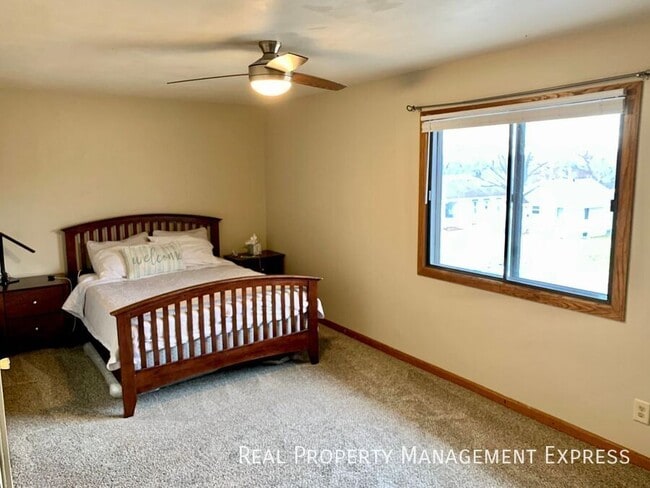 Photo - 2 Bedroom + Bonus Office in Central Sioux Falls!