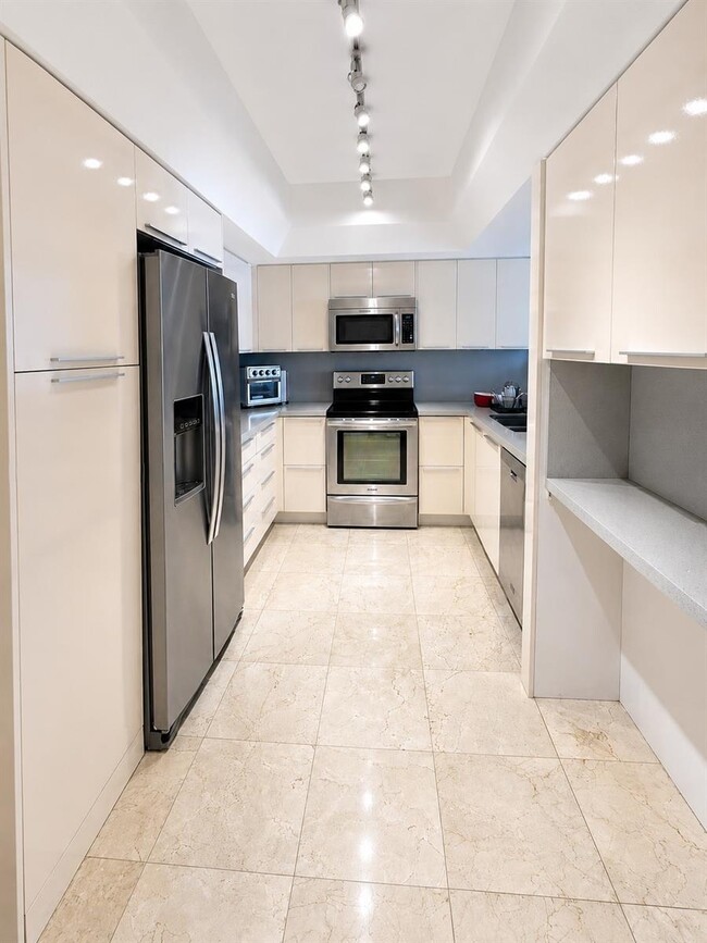 Photo - 520 Brickell Key Dr Unidad A1710