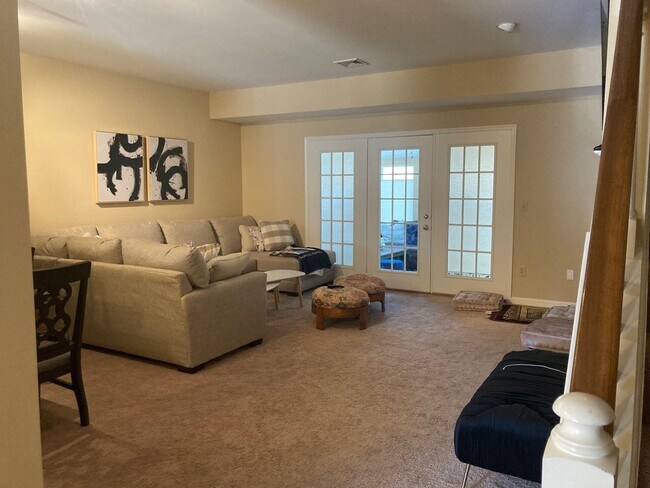 Photo - 616 Springhouse Ln