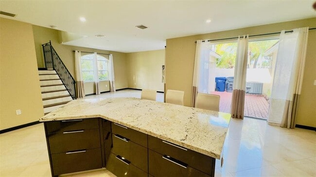 Photo - 1094 Redwood St