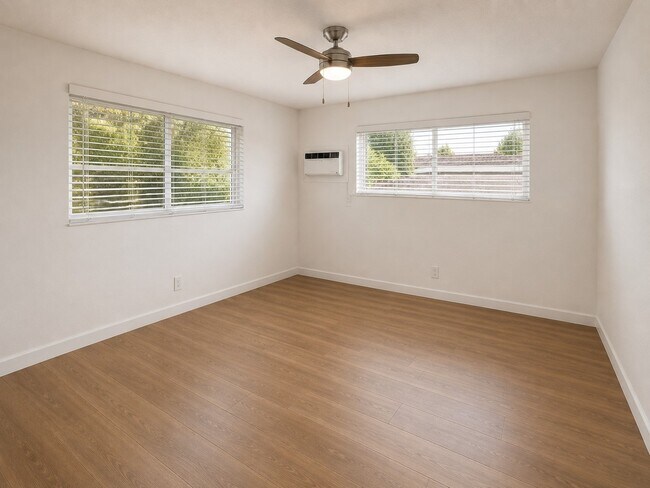 Photo - 445 E Magnolia Blvd
