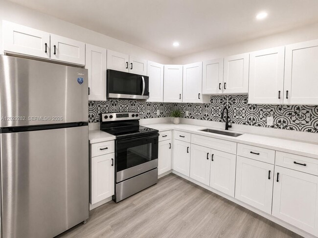 Building Photo - 900 NW 8th Ave Unit 4