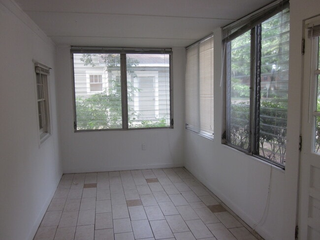 Photo - 2 Bed/1 Bath Duplex Close to Campus on NW ...