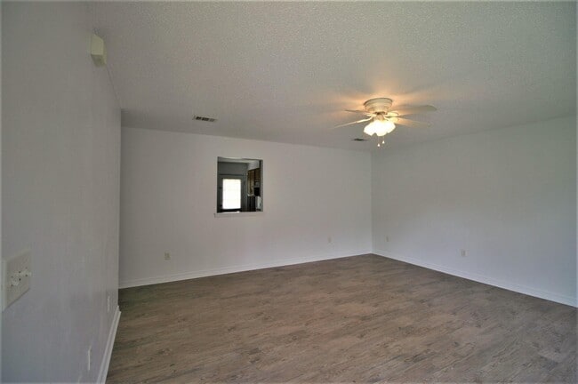 Photo - 552 Brock Ave