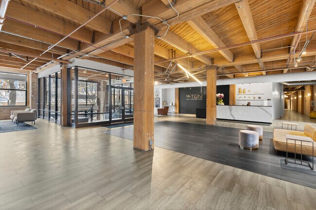 Photo - 1040 W Adams St Unit 105