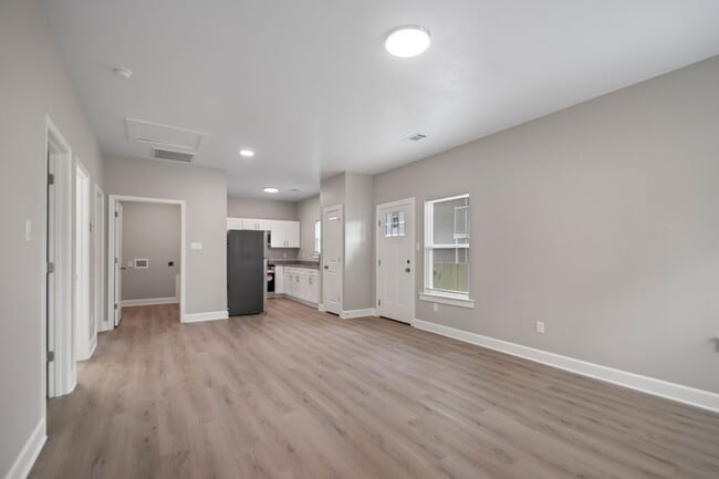 Building Photo - 5703 Valley Dr Unit 5703 Valley Dr - B
